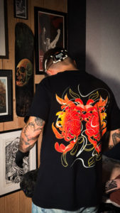 Lire la suite à propos de l’article Pourquoi les Tatoueurs Créent des Vêtements